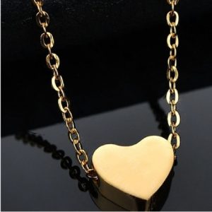 Collar con corazón dorado pequeño de acero inoxidable