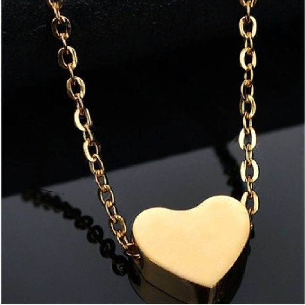 Collar con corazón dorado pequeño de acero inoxidable