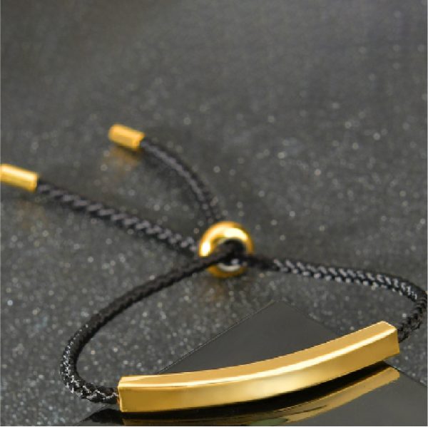 Pulsera cordón negro con placa dorada de acero inoxidable